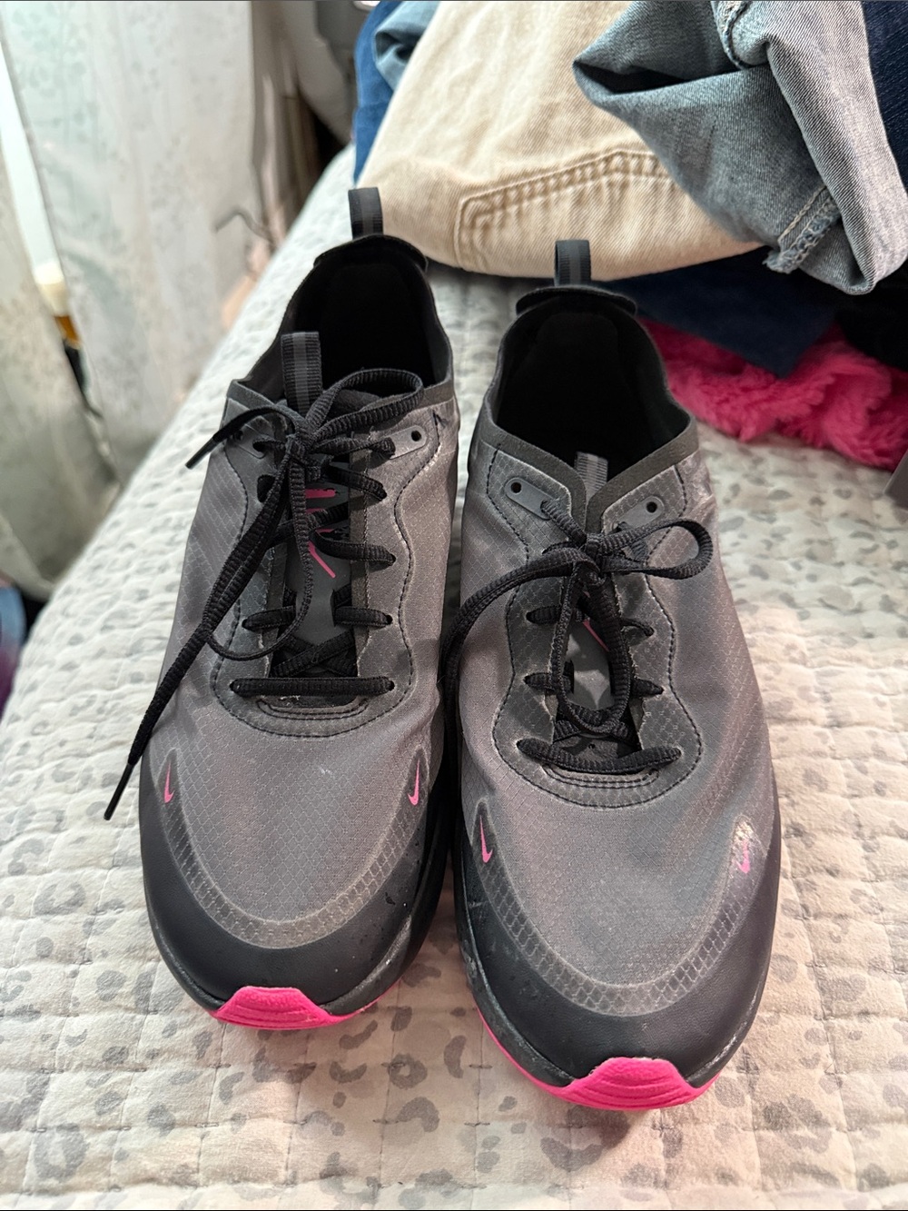 Nike Women's Gray and Pink Low-Top Athletic Sneakers